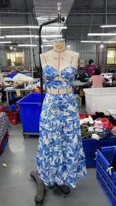 Vue détaillée d'un ensemble haut court et jupe longue à imprimé floral bleu