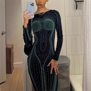 Eng anliegendes langärmeliges Kleid mit abstraktem grün-schwarzem Body-Morphing-Druck