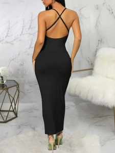 Détail d'une robe longue noire en maille côtelée avec un dos nu croisé élégant