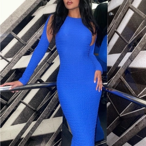 Détail de la robe midi moulante bleu vif avec texture gaufrée et épaule dénudée à manches longues