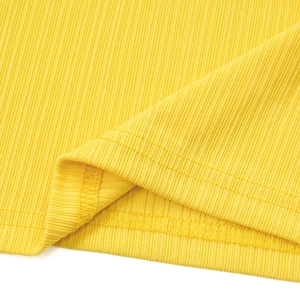 Detailaufnahme der Doppelnaht am Saum eines gelben, gerippten Strickkleids für Damen