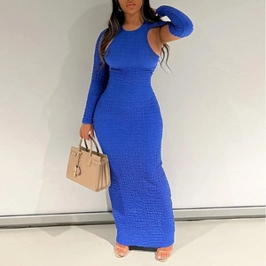 Robe Maxi Sexy Texturée pour Femmes Une Épaule Ajourée Coupe Slim Tissu Plissé à Bulles Manches Longues Couleur Unie