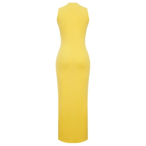 Details der gelben Rippstrick-Textur und das ärmellose Slim-Fit-Design des Maxikleids