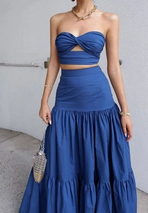 Détail d'un ensemble bleu roi avec haut bustier torsadé et jupe longue à volants