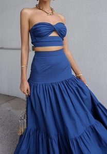 Détail d'un ensemble bleu cobalt avec haut bandeau noué et jupe longue à volants superposés