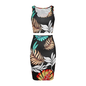 Ensemble deux pièces à imprimé tropical avec haut court col V et jupe courte moulante