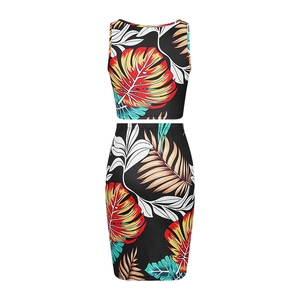Ensemble deux pièces d'été avec crop top à imprimé tropical et jupe moulante