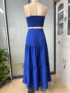 Vue détaillée de l'ensemble bleu deux pièces avec haut bandeau et jupe longue à volants