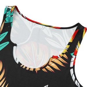 Détail de l'encolure avec imprimé feuillage tropical et étiquette taille S sur l'ensemble