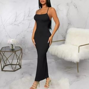 Robe longue moulante noire sexy à fines bretelles avec une coupe ajustée et élégante