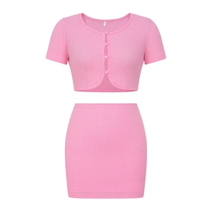 Detailaufnahme des rosa Waffelstrickstoffs und der eleganten Perlenknöpfe am bauchfreien Top