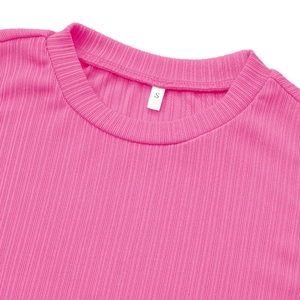 Detailaufnahme von rosa Rippstrick-Textur und Rundhalsausschnitt mit S-Label