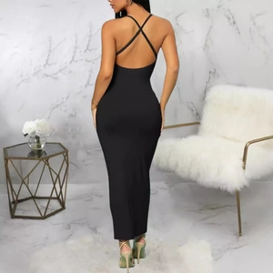 Robe longue noire élégante dos nu avec bretelles croisées et texture en maille