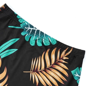 Détail de la taille élastique et des coutures du pantalon à imprimé tropical