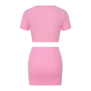 Rückansicht von pinkfarbenem Waffelstrick-Crop-Top und Mini-Bodycon-Rock im Zweiteiler