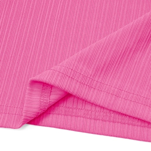 Detail von rosarotem Rippstrick-Stoff mit hochwertigen Nähten und Texturdetails