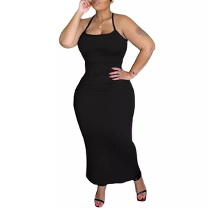Robe longue sexy noire à dos nu et col licou en maille côtelée moulante
