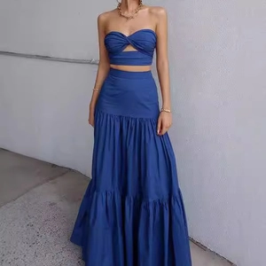Ensemble deux pièces avec haut bandeau bleu roi et jupe longue à volants pour plage