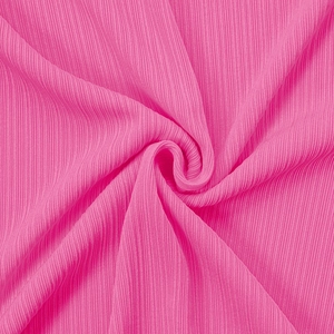 Detailansicht des rosa ärmellosen Kleides mit plissierter Stoffstruktur und Material