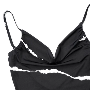 Dettaglio di un abito lungo a righe nero con scollo a cappuccio e spalline sottili sexy