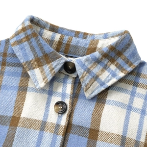Detailaufnahme von blauem Flanellhemd-Kragen und Knöpfen mit Marmortextur