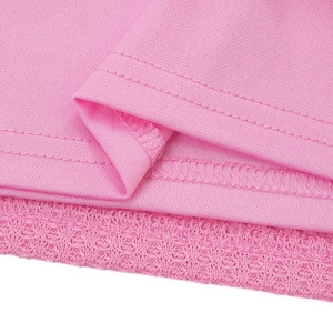 Detail des rosa Kleidungssaums mit feinen Nähten und Mesh-Strickstruktur für Damenmode