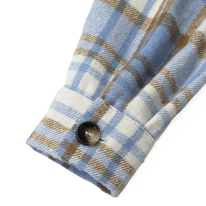 Detail der Hemdmanschette mit Marmorknopf und blau-weiß kariertem Wollstoffmuster
