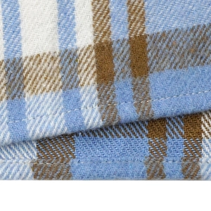 Makro-Detail von blauem Karostoff aus Wollmischung mit weißen Nähten und weicher Textur