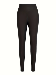 Détail de legging noir taille haute en tissu élastique brillant avec finition sans couture