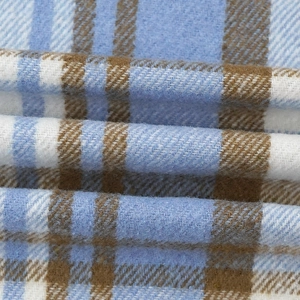 Detailaufnahme des karierten Flanellstoffs in Hellblau und Khaki mit weicher Textur