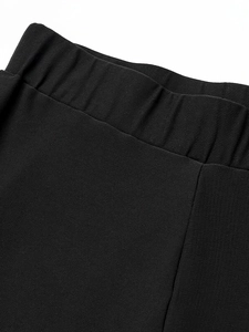Détail de la large bande élastique taille haute sur legging de sport noir texturé