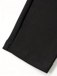 Macro des coutures doubles sur le bord noir en maille haute densité du legging