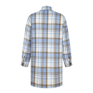 Damen karierte Flanelljacke mit blau-weißem Karomuster in der Rückansicht gezeigt