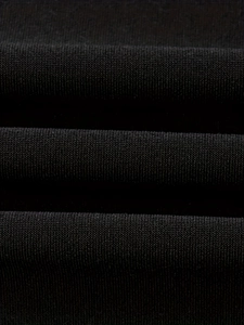 Gros plan d'un legging noir montrant la texture détaillée du tissu en maille côtelée