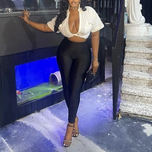 Ensemble sport chic femme avec chemise courte blanche nouée et legging taille haute noir