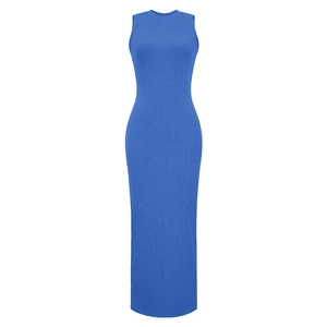 Detailaufnahme des hellblauen Rippstrickstoffs am ärmellosen Maxikleid mit Struktur