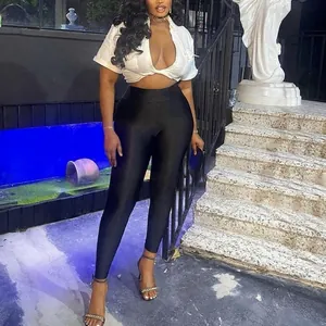 Ensemble sport sexy pour femme avec crop top blanc et legging noir taille haute