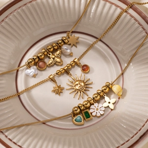 Parure de colliers bohèmes plaqués or 18k avec tournesol, abeille et breloques perles