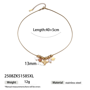Détail du collier chaîne serpent doré 18 carats avec breloques abeille et perle
