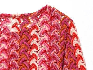 Détails des motifs au crochet ajourés colorés sur le pull en maille pour femme