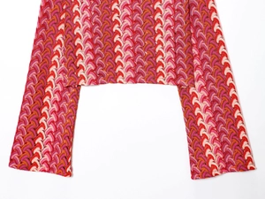 Détails de l'ourlet et des poignets à motif de vagues sur ce pull en maille crochetée