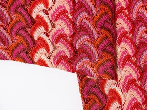 Détail du motif au crochet en zigzag multicolore avec texture en maille ajourée élégante