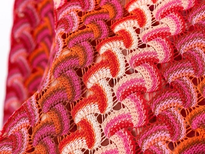 Détail macro du tricot au crochet zigzag multicolore avec textures ajourées