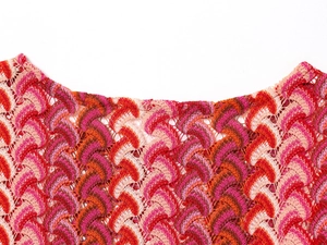 Détail de motif de tricot au crochet géométrique coloré avec texture ondulée et tons vifs