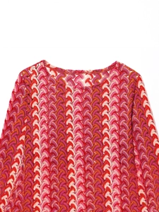 Haut en maille crochetée colorée avec motifs ondulés rose et orange sur fond blanc