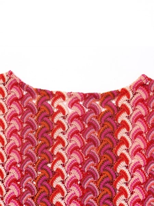 Haut tricoté femme automne avec motifs de crochet bohèmes à vagues colorées
