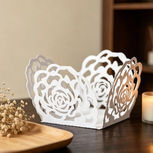 Support en papier découpé au laser avec motif rose pour cupcakes et bougies