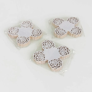 Trois paquets de boîtes cadeaux roses ajourées au laser avec roses pour mariages