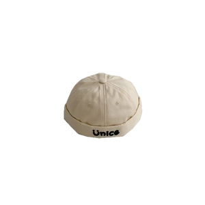 Berretto Miki beige per bambini con ricamo Unice su sfondo bianco neutro