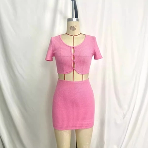 Rosa zweiteiliges Strickset mit Kurzarm-Croptop und figurbetontem Minirock für Damen